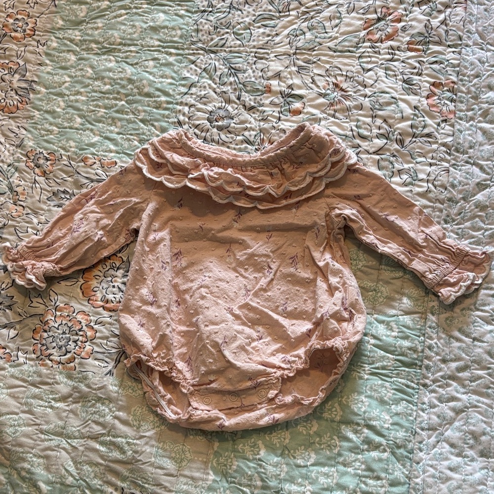 Ruffled Collar Baby Long-Sleeve Bodysuit in Blush Pink